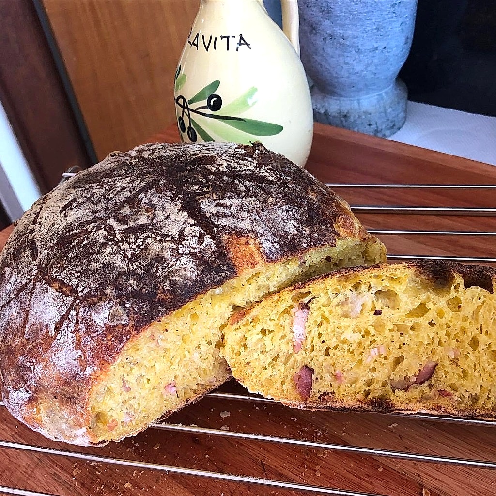 Pão rústico de fermentação natural com casca crocante e miolo aerado
